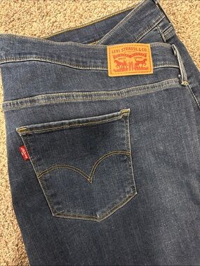 Levi's Dark Blue Denim capris with Yellow Stitching